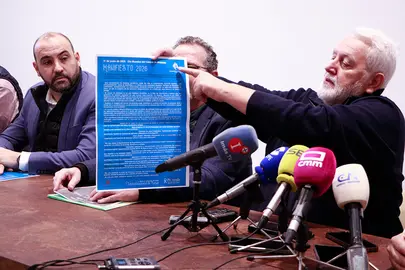 Criado muestra el manifiesto institucional que se leera en Argamasilla de Calatrava el 11 de junio