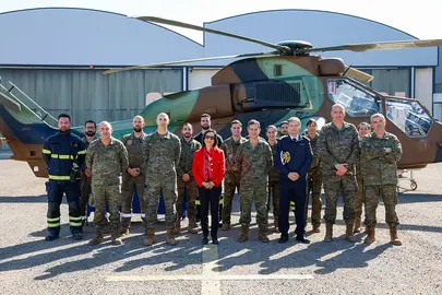 MINISTRA DEFENSA EN BASE HELIC&Oacute;PTEROS ALMAGRO (1)