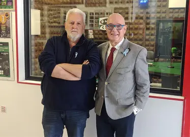 Juli&aacute;n Camacho, junto a Julio Criado, luciendo el lazo azul celeste realizado a ganchillo por Adela Jim&eacute;nez