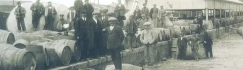 Muelle de carga de la Estaci&oacute;n de Valdepe&ntilde;as