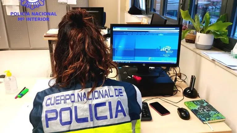 Agente de Policía Nacional en su puesto de trabajo