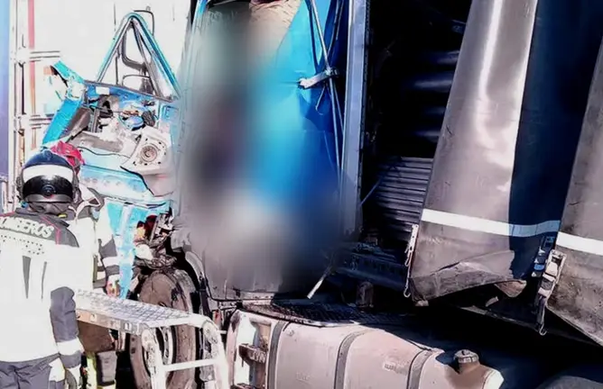 Estado del camión siniestrado foto Consorcio Bomberos de Córdoba