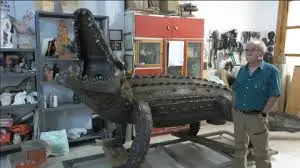 José Lillo en su estudio junto a una de sus obras emblemáticas El lagarto del Viso