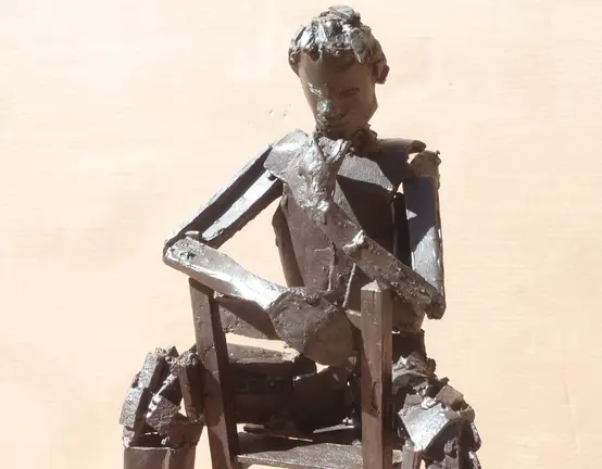 Cavilaciones escultura de José Lillo