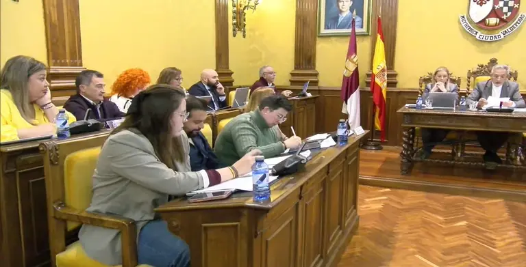 Los grupos del PP y VOX frente a la presidencia del pleno