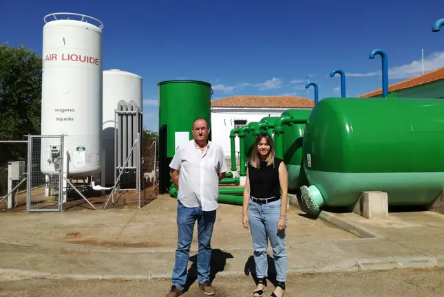 El concejal responsable del servicio y la directora de Aqualia en Valdepeñas