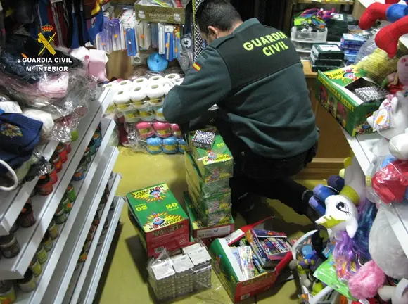 Guardia Civil control de pirotecnia