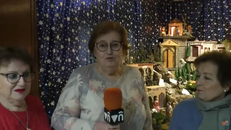 Miembros de la asociaci&oacute;n de Amas de Casa ante el Bel&eacute;n Solidario