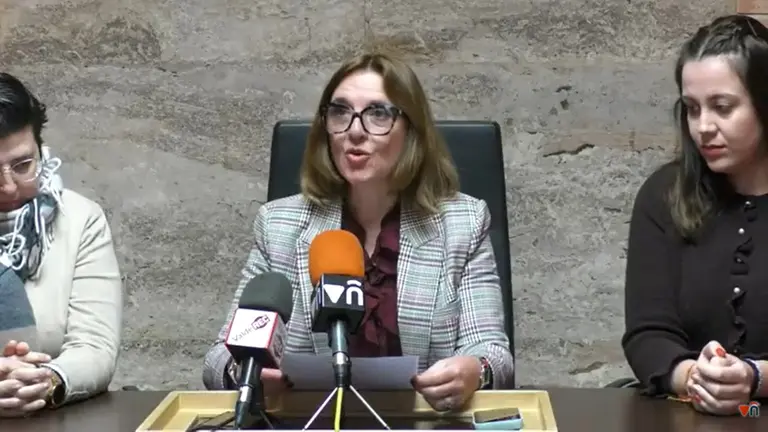 La portavoz y dos concejalas del grupo popular de Valdepe&ntilde;as