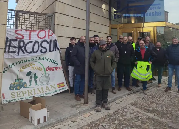 Protesta de Sector Primario Manchego a las puertas de la Consejer&iacute;a de Agricultura
