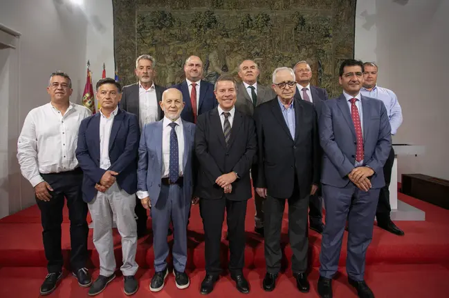 Miembros de la Interprofesional del vino de Valdepe&ntilde;as y del gobierno regional en el acto de firma de los nuevos estatutos de la Denominaci&oacute;n de Origen