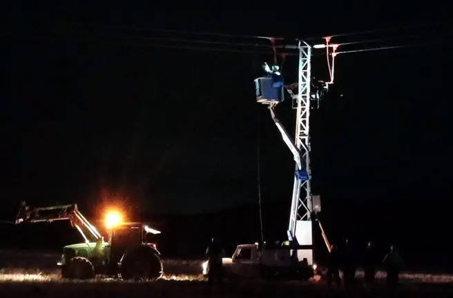 Trabajos de reparaci&oacute;n de la aver&iacute;a en el tendido