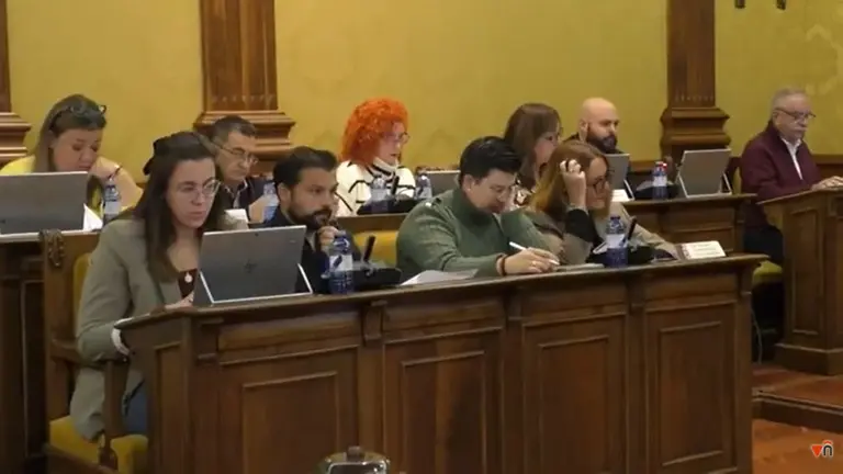 Grupos del PP y VOX en primera fila segundo por la izquierda Ismael Rodr&iacute;guez