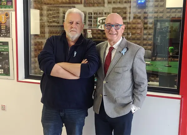 Juli&aacute;n Camacho, junto a Julio Criado, luciendo el lazo azul celeste realizado a ganchillo por Adela Jim&eacute;nez