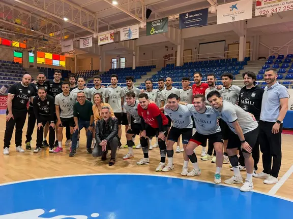 Vi&ntilde;a Albali Valdepe&ntilde;as con miembros del Ayuntamiento
