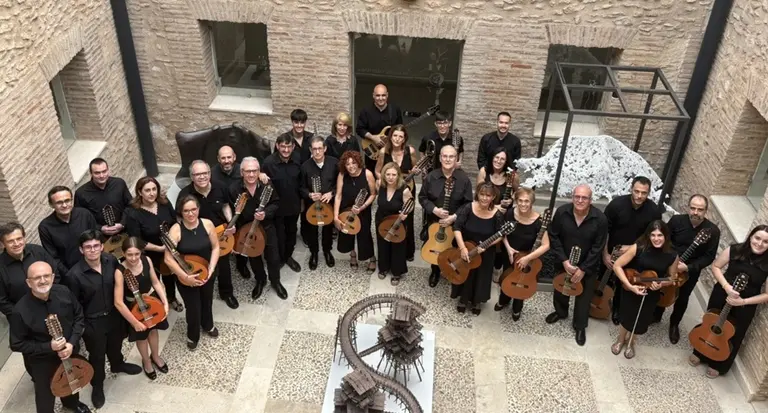 La agrupaci&oacute;n musical Luis Palacios en un patio del Museo Municipal de Valdepe&ntilde;as