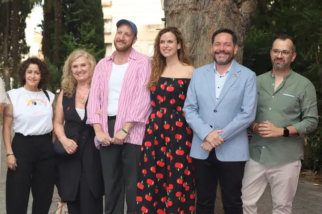 Rodrigo y Broce&ntilde;o junto a representantes LGTBIQ+