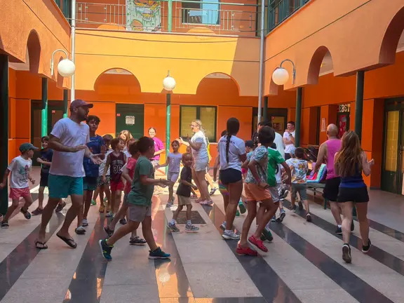 Ni&ntilde;os y ni&ntilde;as disfrutan de las primeras actividades