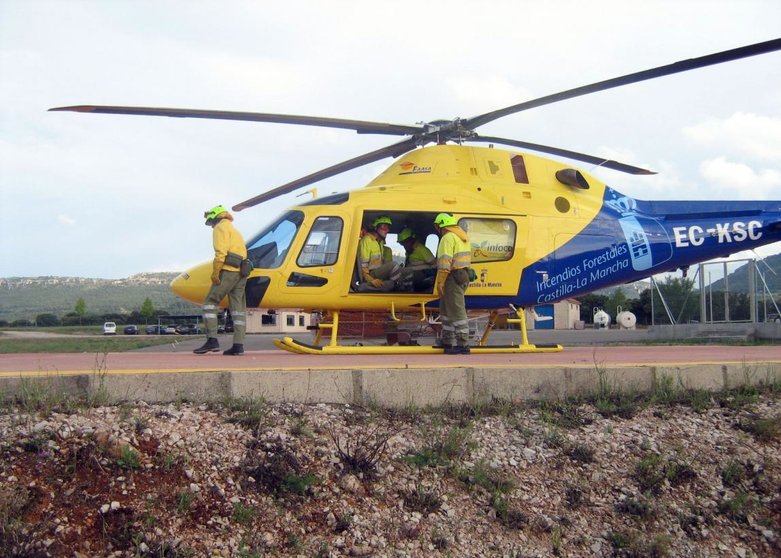 Helicóptero de la Junta para apagar incendios forestales