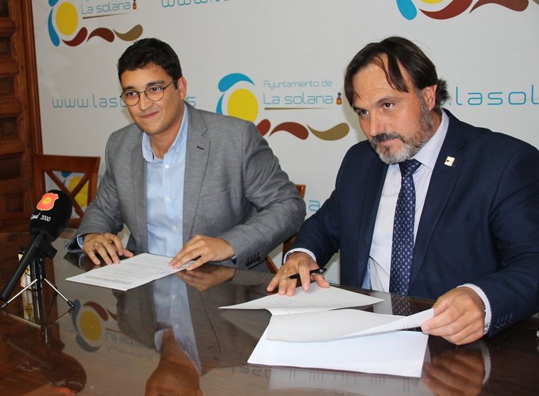 Eulalio Díaz-Cano y Carlos Bonilla firmando el convenio en la Sala de Juntas   

Foto: GACETA