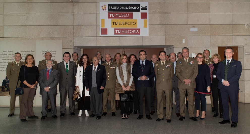Los participantes en la jornada (a la izquierda la representación valdepeñera), junto a las autoridades militares (Foto Museo del Ejército)