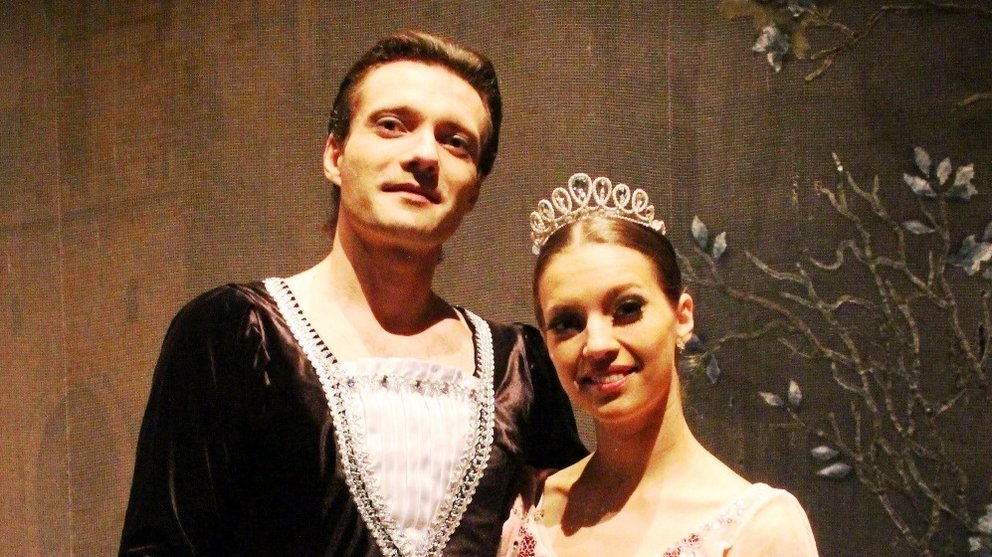 Alexander Petrichenko, primer bailarín de la compañía y Natalia Odinokova, bailarina del ballet