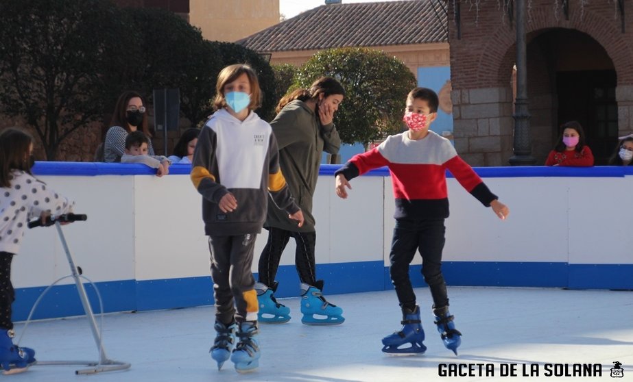Niños patinando en la pista de hielo de La Solana el día de Año Nuevo
