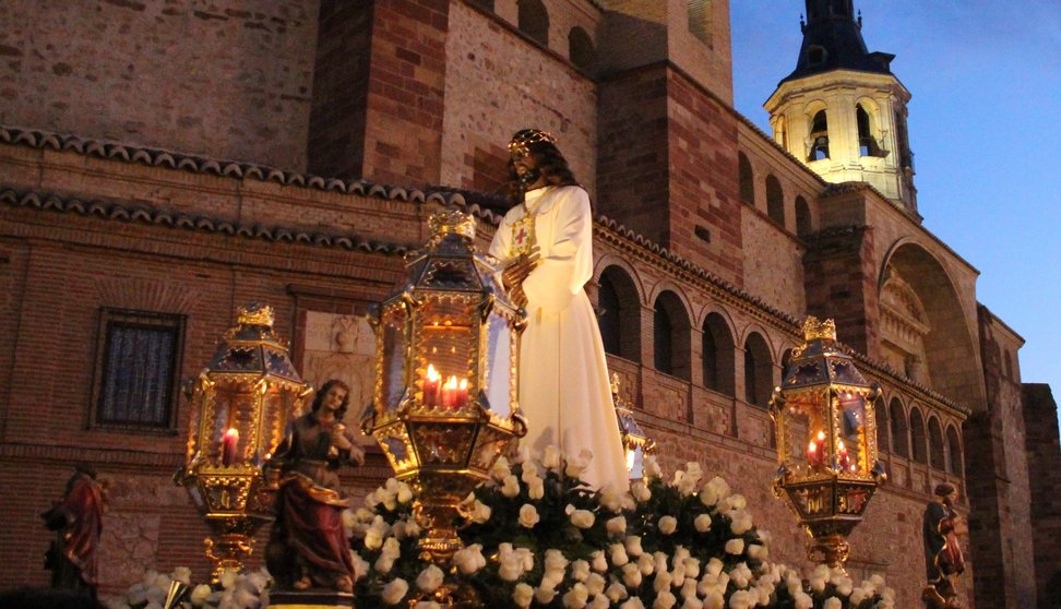 Jesús Rescatado desfila con su novedosa túnica blanca en La Solana