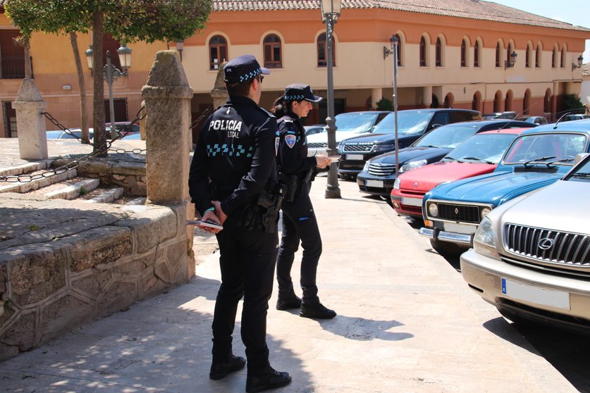 Policía Local de La Solana multando a un coche