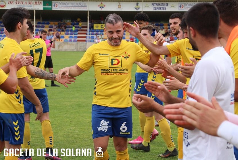 Sancho se retira por última vez como capitán del CF La Solana entre la emoción y el cariño de sus compañeros