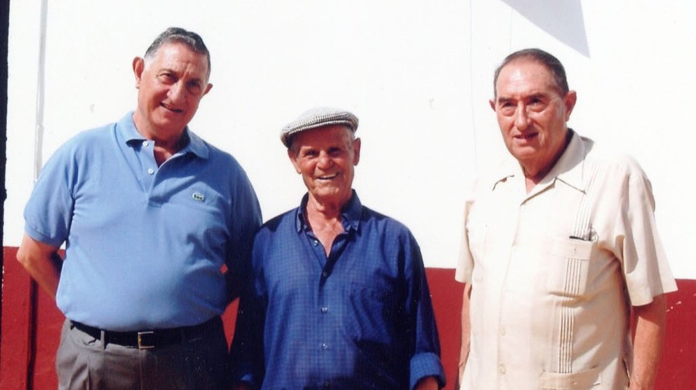 Los hermanos Laderas junto al desaparecido conserje (centro) Domingo Osorio