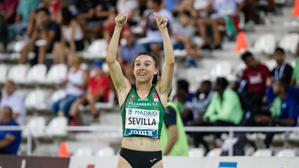 Paula Sevilla al terminar la carrera en el Meeting de Madrid y bajar a 22.86 su marca en los 200 metros lisos