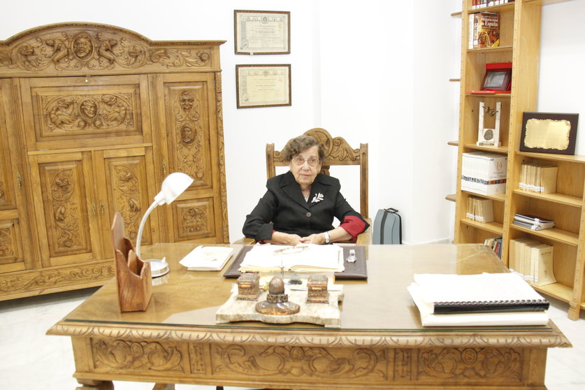 Doña Inés en el despacho