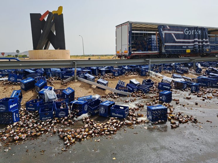 Cajas de cervezas que se han salido de un camión en la rotonda de la 'Ñ'
