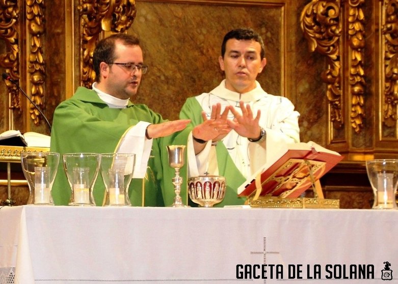 Jesús Navarro y Javier García de León durante su misa de despedida en La Solana