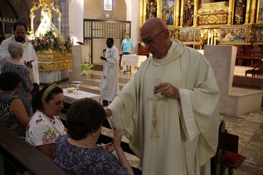 El párroco Benjamín Rey impartiendo el sacramento de la unción  
                          

Foto: GACETA