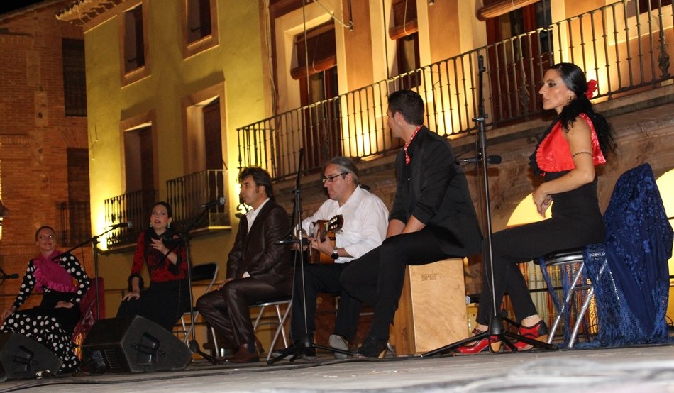 El Niño de la Era, con la guitarra, y su cuadro flamenco en la Plaza Mayor de La Solana         

Foto: GACETA