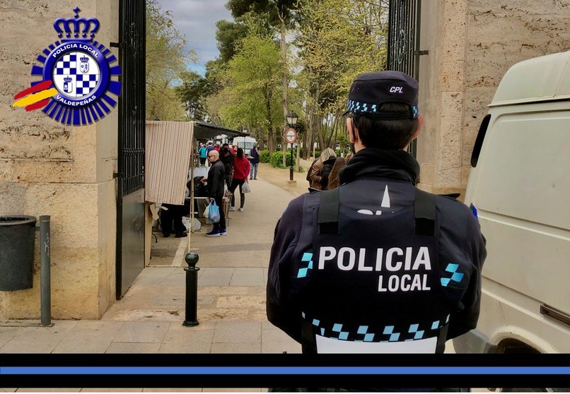 La Policía Local de Valdepeñas asegurando el mercadillo municipal