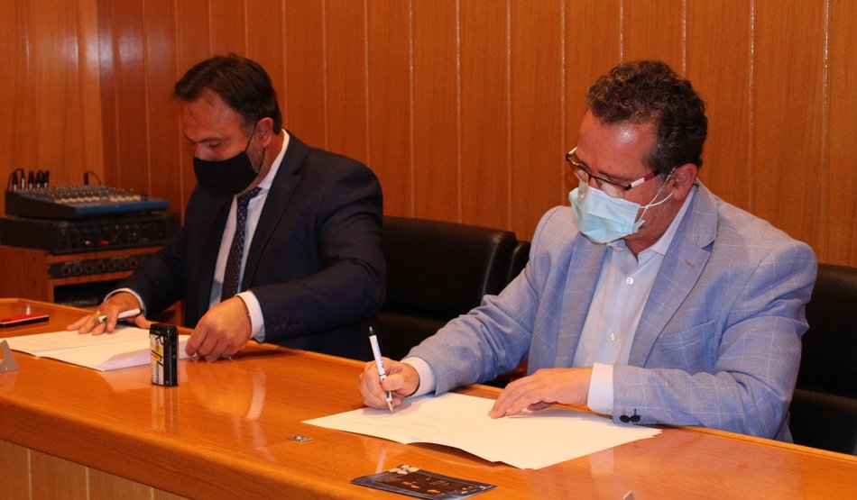 Carlos David Bonilla y Luís Díaz-Cacho firmando el acuerdo.

Foto: Gaceta