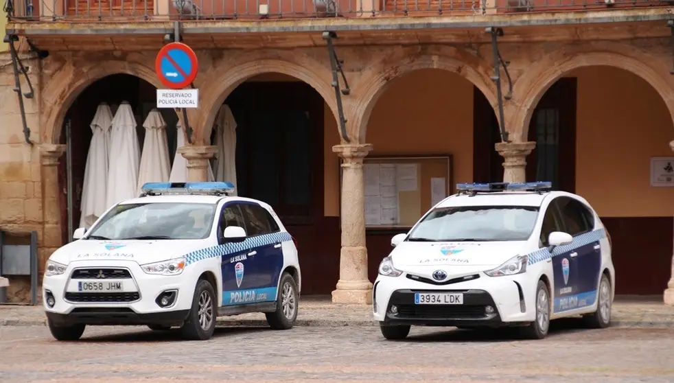 Coches patrulla en la puerta de las dependencias policiales de La Solana