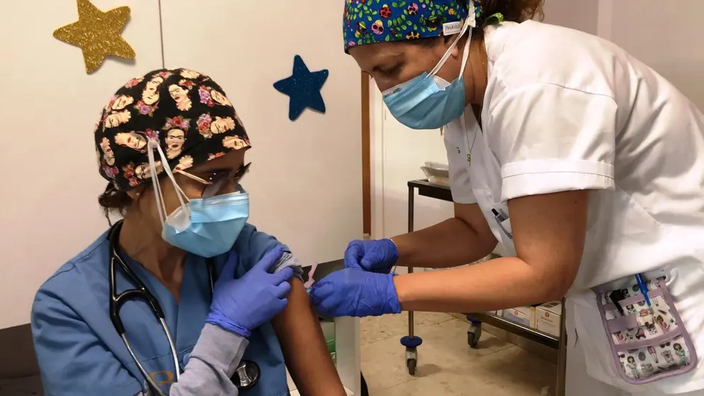 Carmen Sánchez recibiendo la vacuna