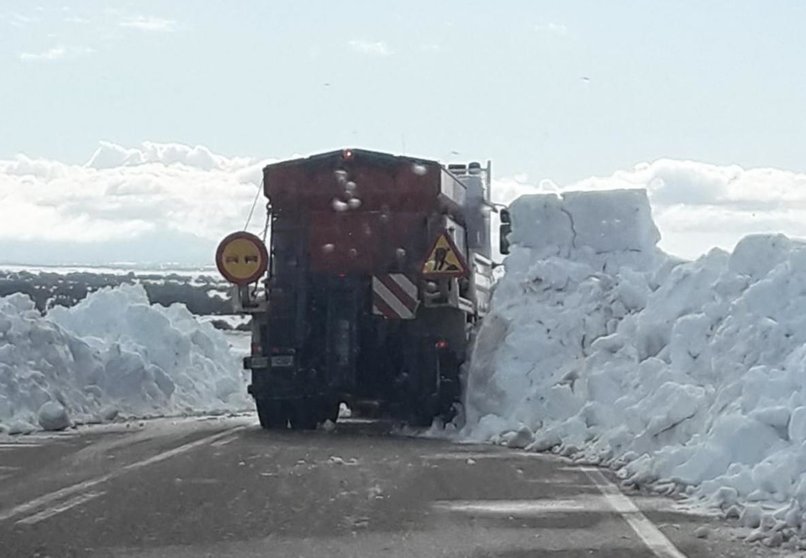 Camión quitando nieve