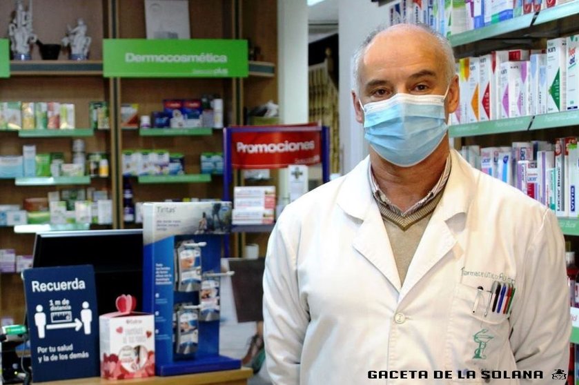 Alfredo Carvajal en su farmacia