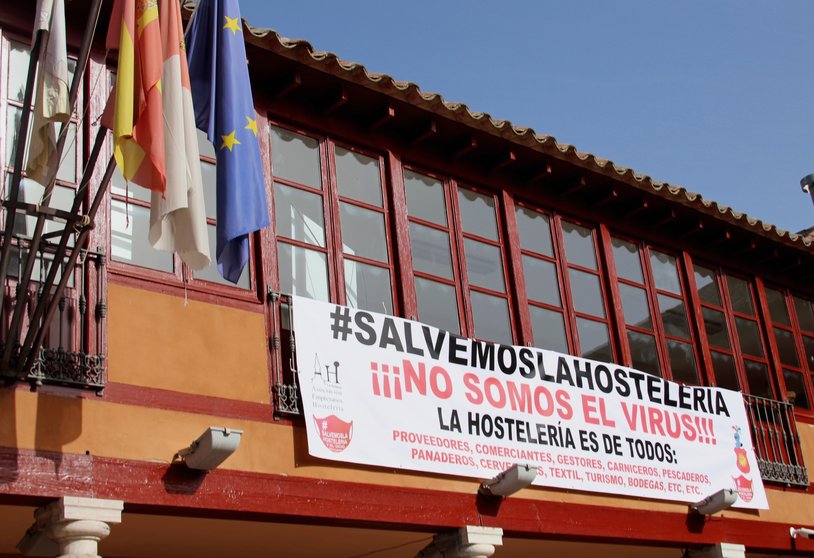 Hosteleros pancarta Ayuntamiento de La Solana
