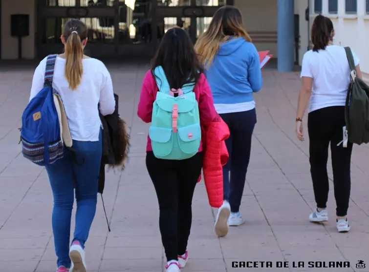 Estudiantes entrando al instituto