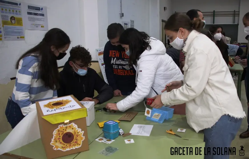 Jóvenes durante la realización del 'Escape the Cell'