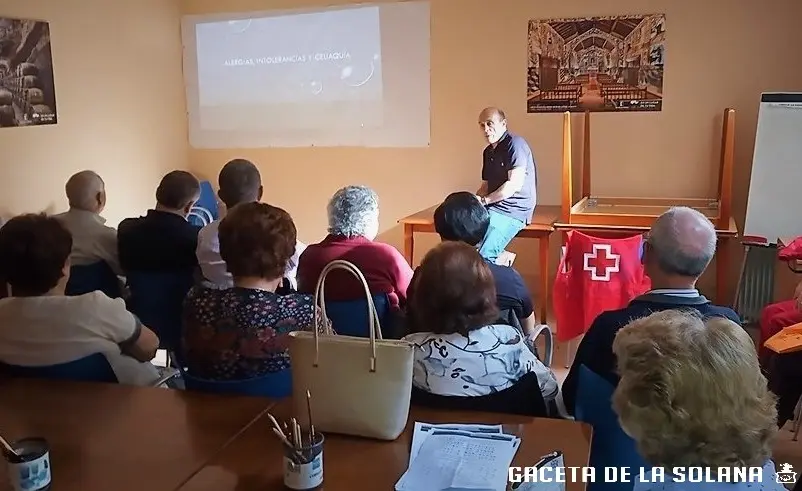 Juan José Velacoracho durante una charla en el Centro de Mayores