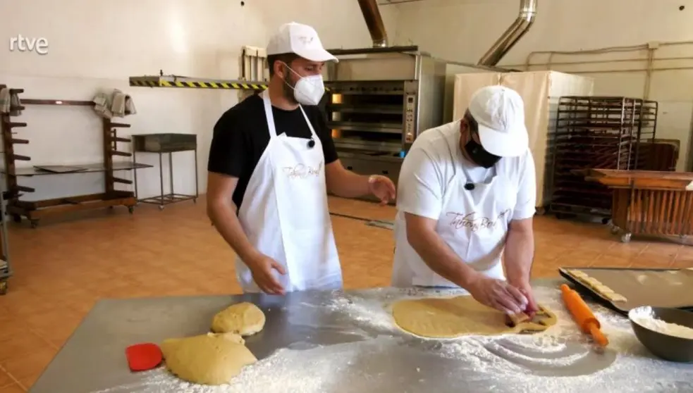 TVE grabando la elaboración de aceitados en Corral de Calatrava