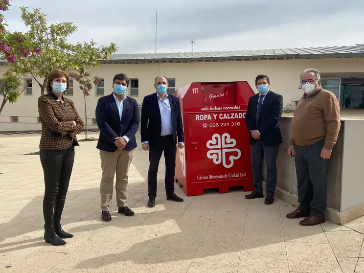 Inauguración de los contenedores de ropa y calzado de Bolaños