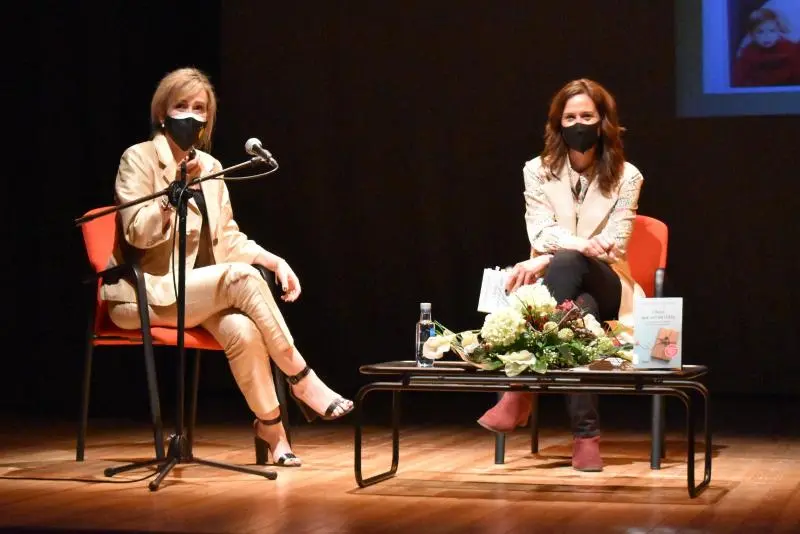 Ana Ruiz presentando su libro en Daimiel